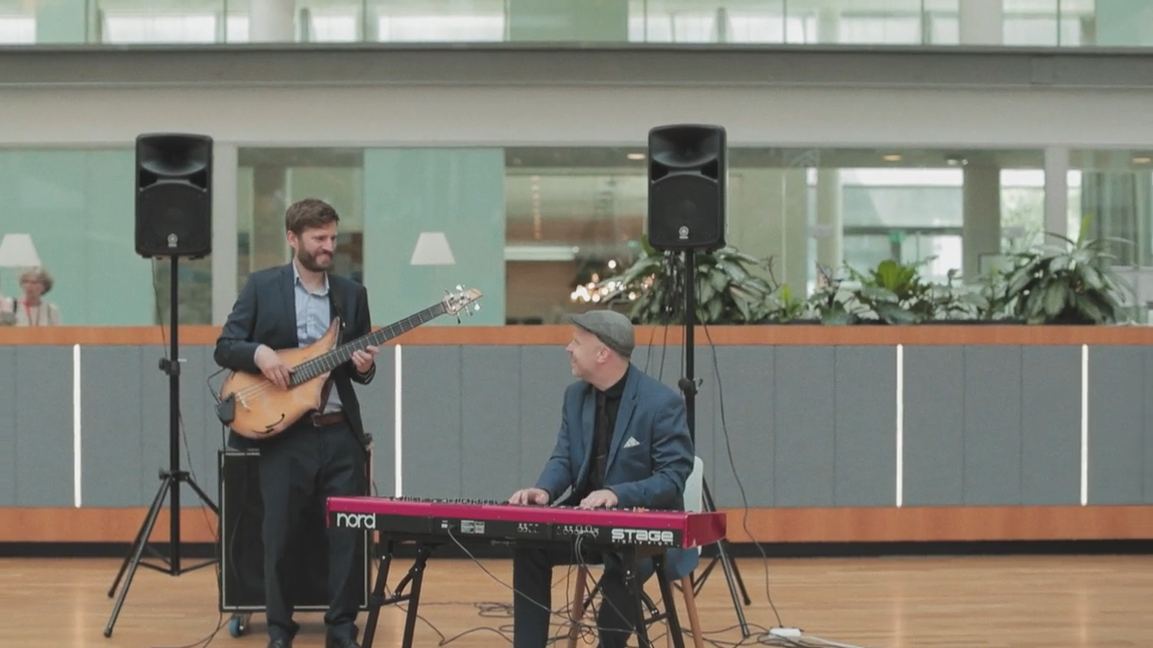Duo med guitar og keyboard spiller til firmaarrangement i elegant lokale