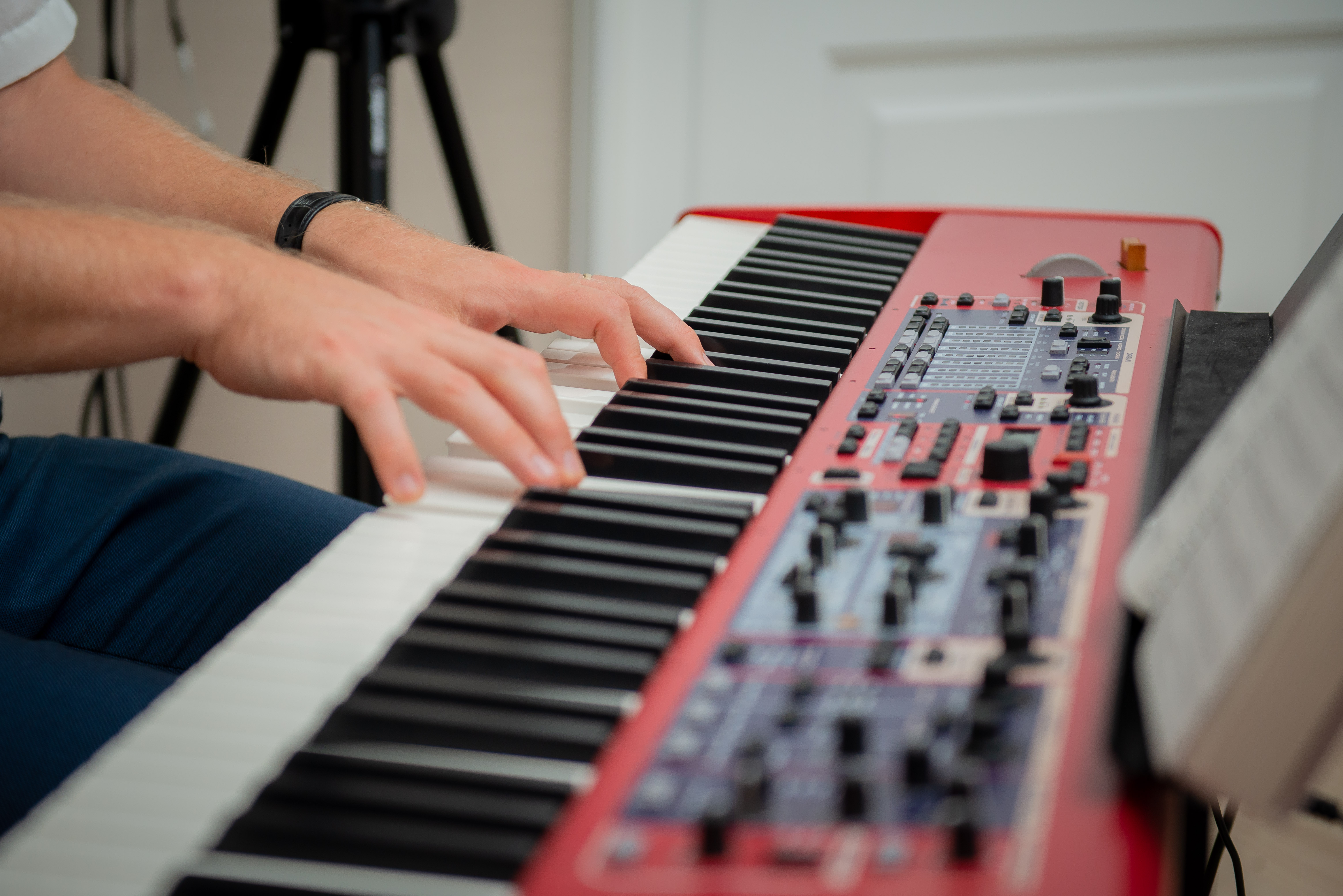 Nærbillede af hænder der spiller på keyboard til fest