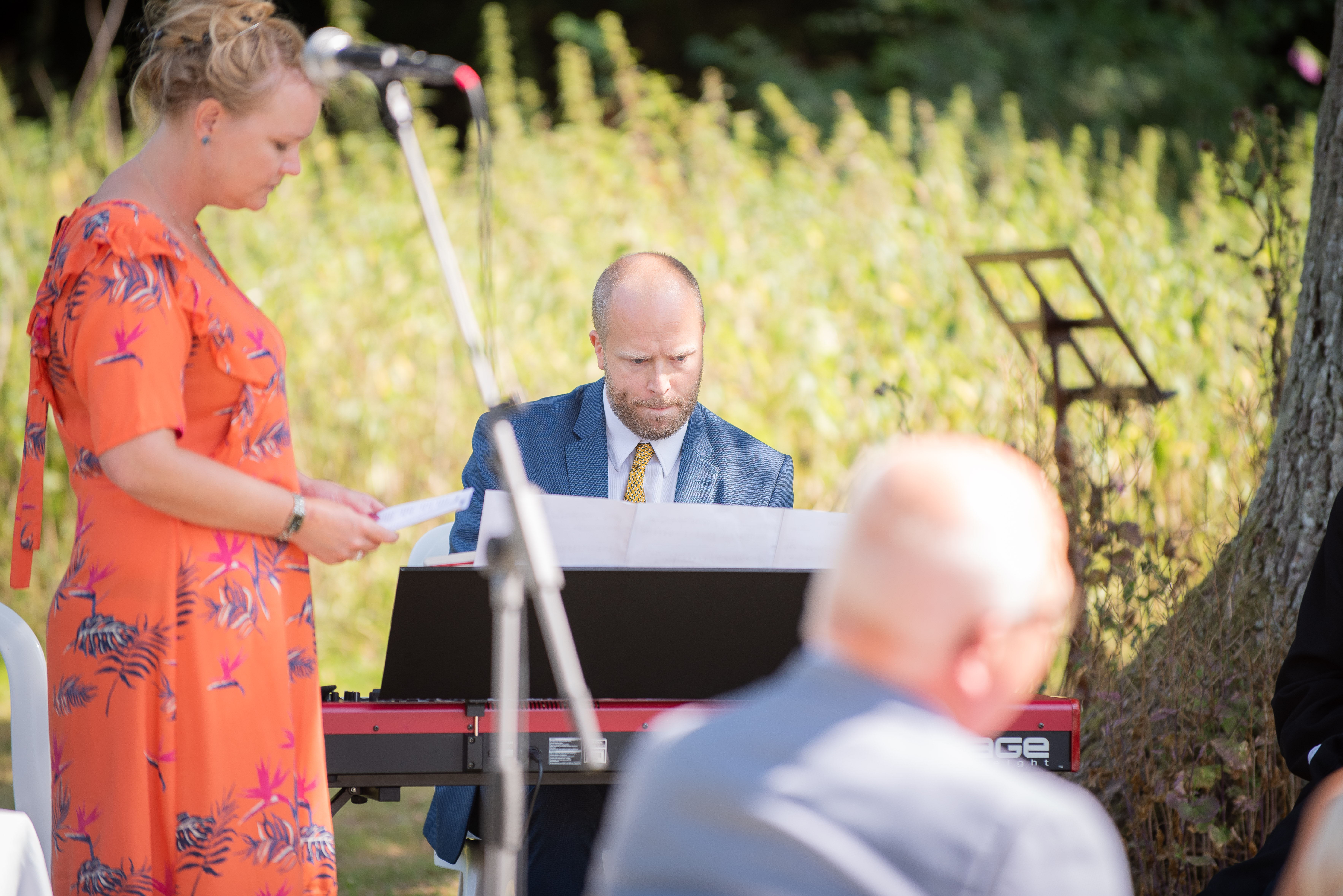 Pianist spiller ved bryllupsceremoni med sanger