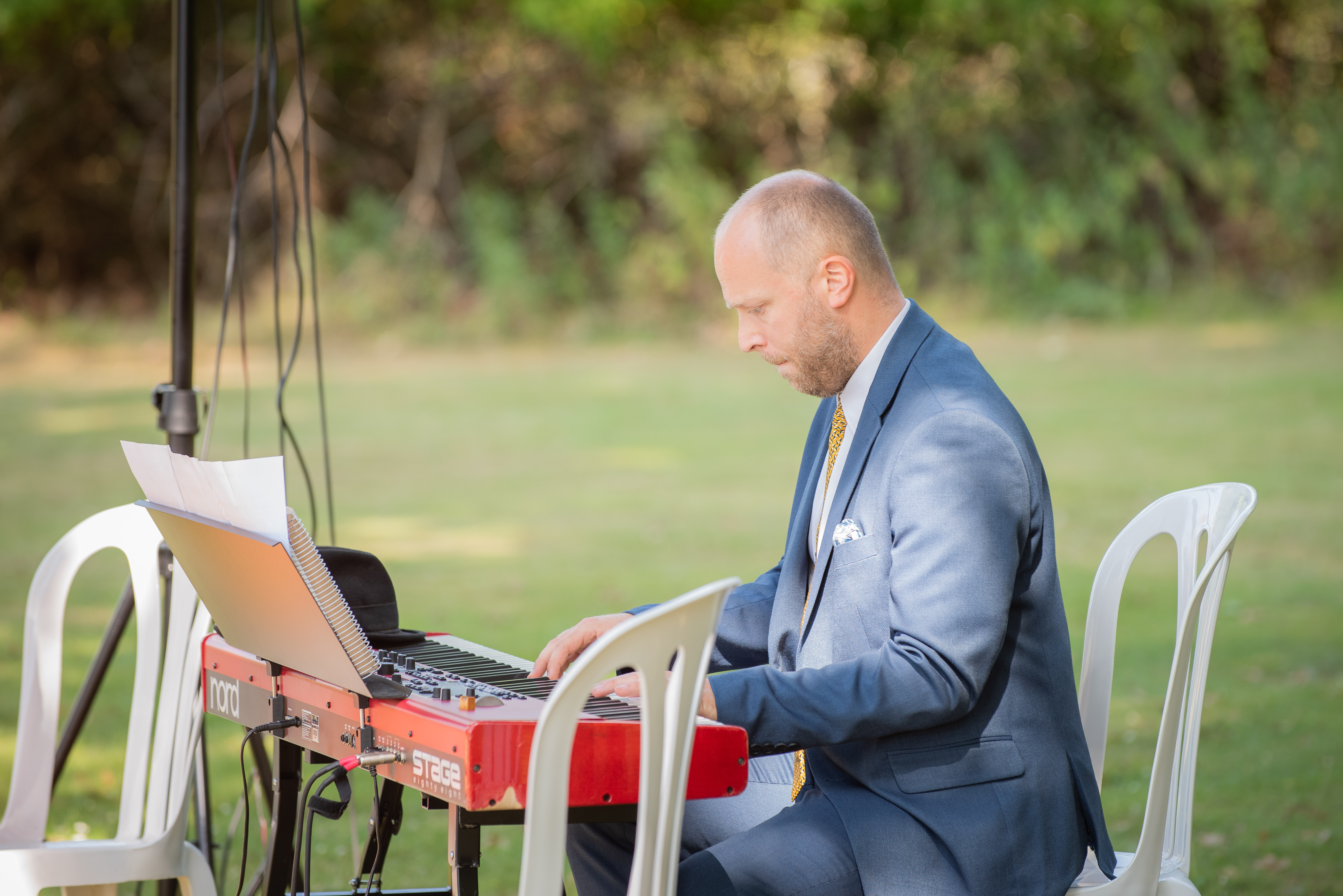 Oscar Gilbert i profil ved udendørs arrangement