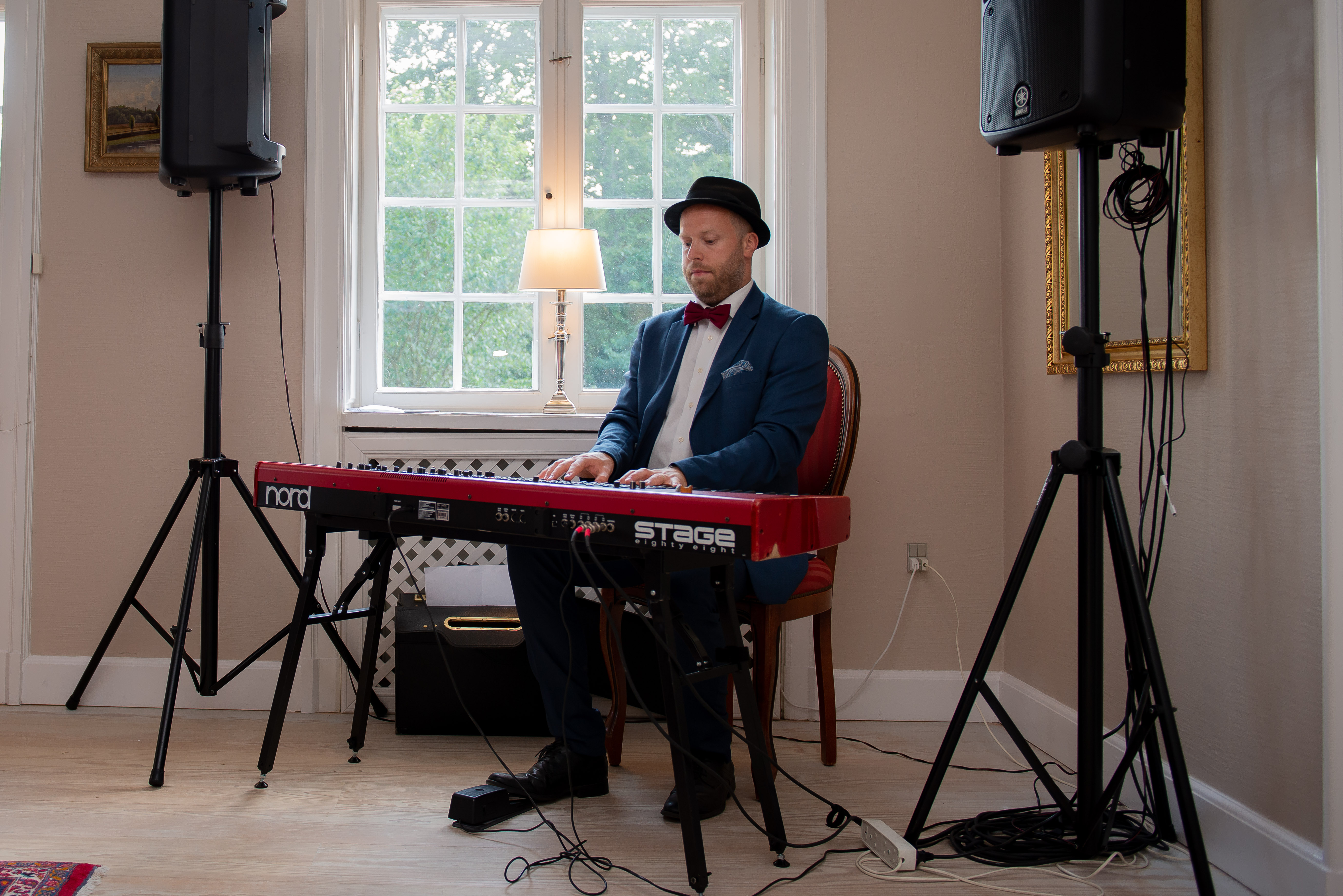 Pianist spiller elegant klavermusik i festlokale under bryllupsmiddag