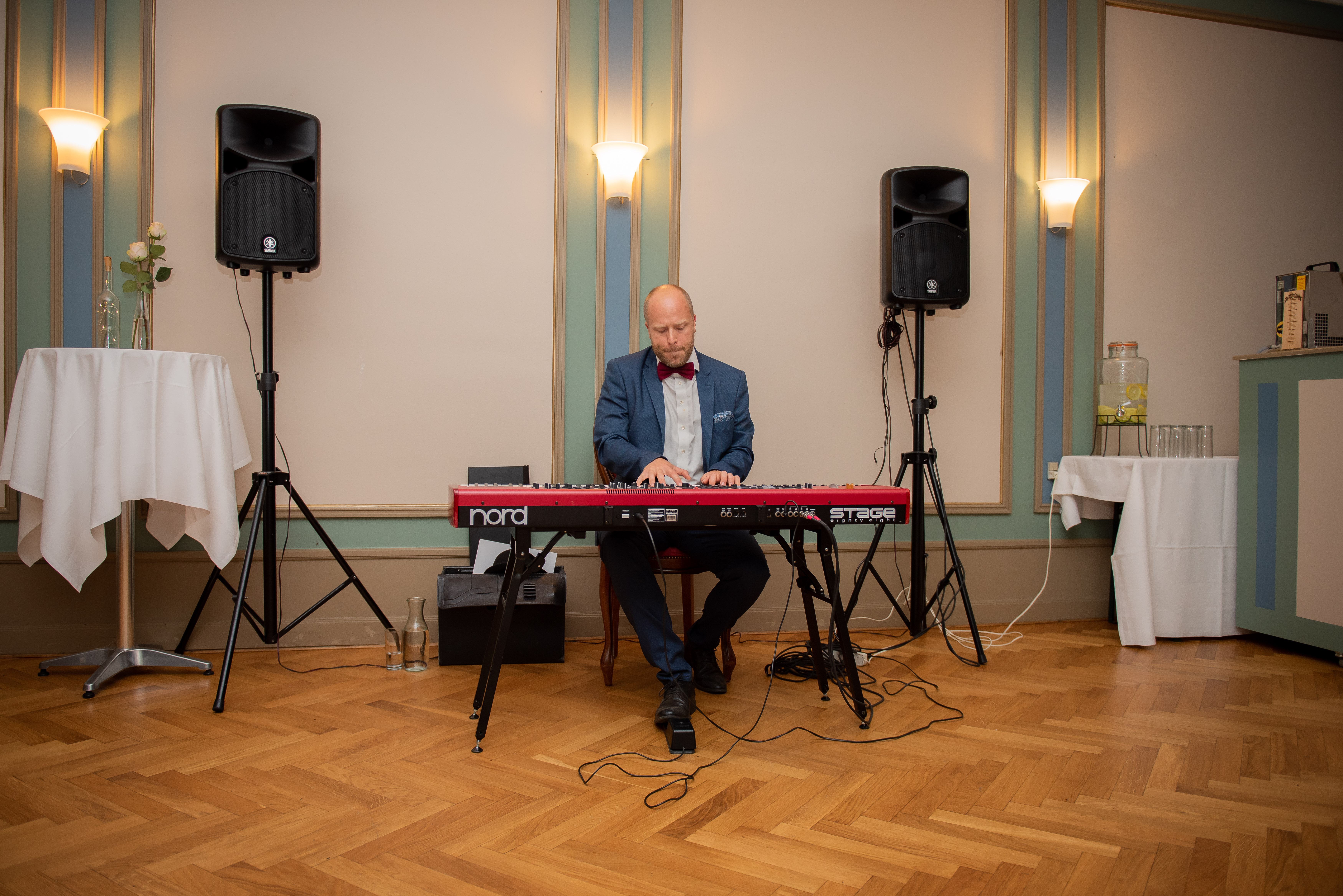 Keyboard-setup i selskabslokale til fest — professionelt udstyr opstillet til firmaarrangement