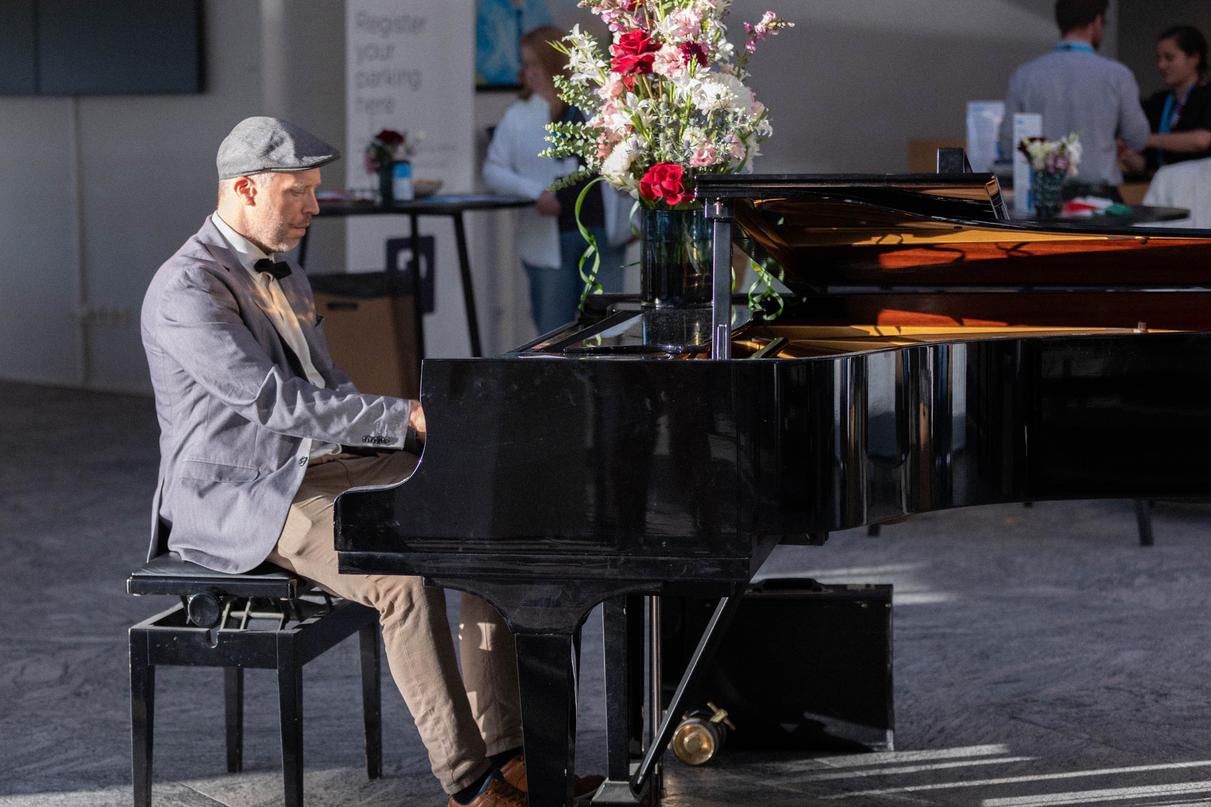 Pianist til firmafest — Oscar Gilbert
