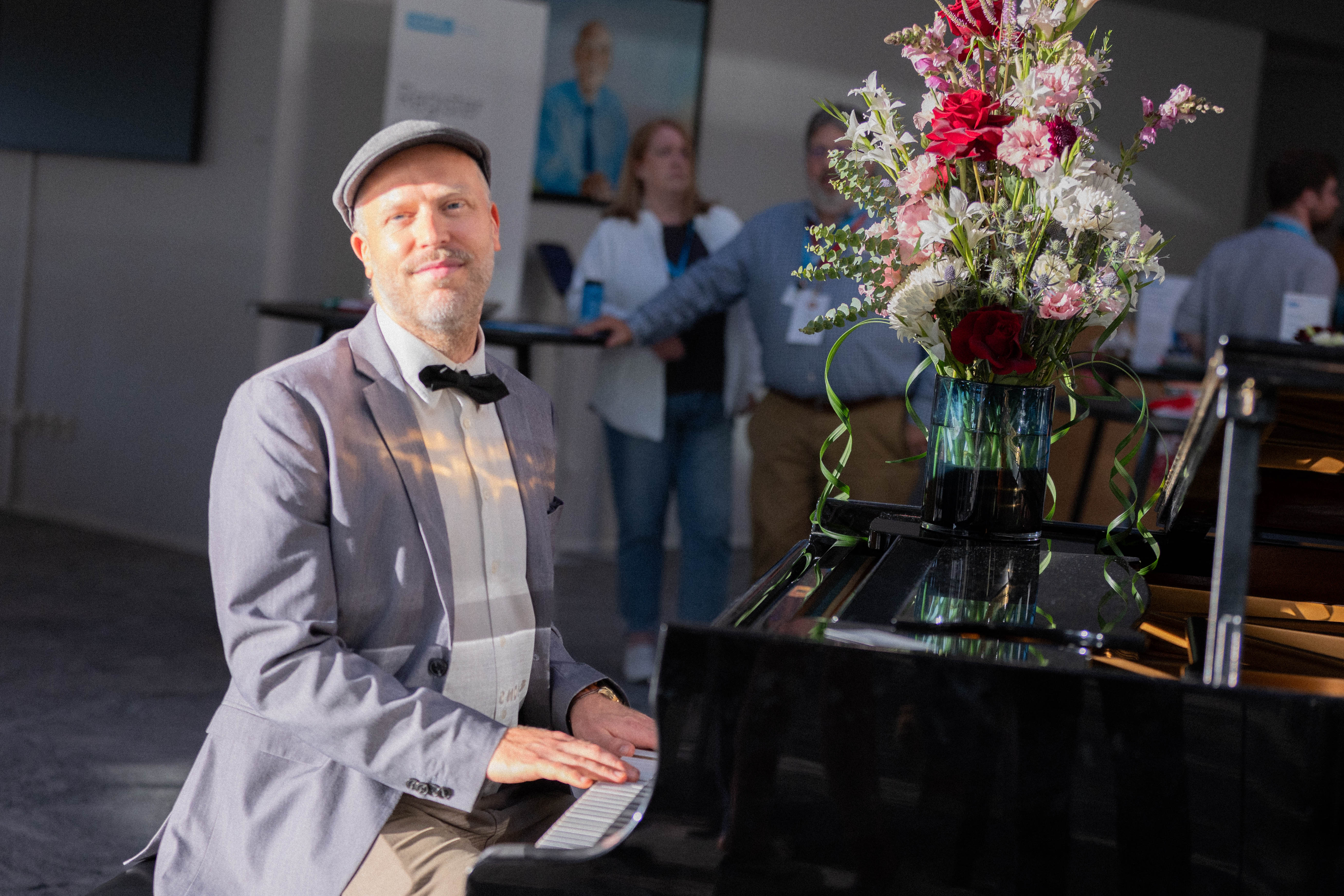 Oscar Gilbert — pianist med over 1000 arrangementer