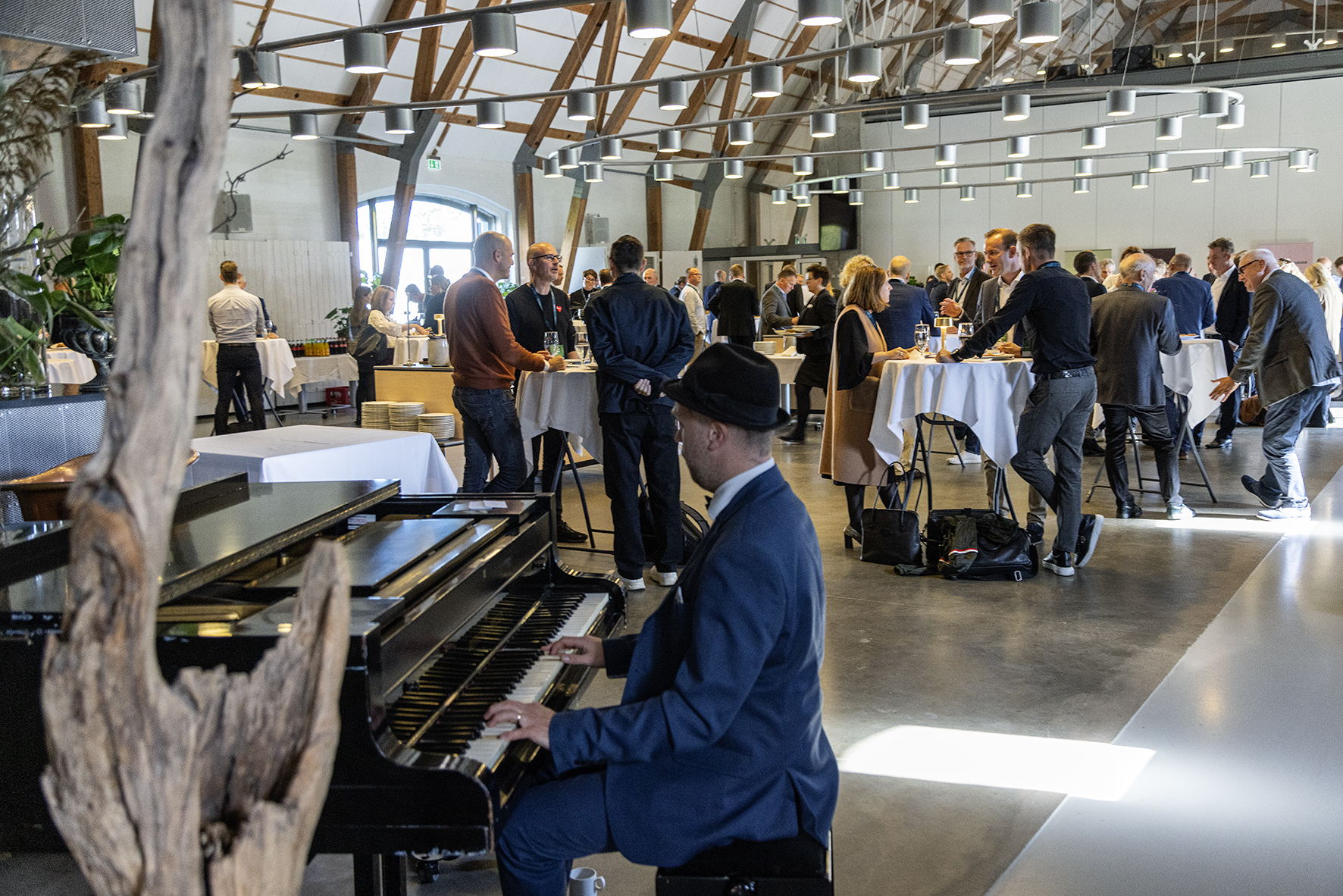 Oscar Gilbert spiller klavermusik til åbningsreception på konference