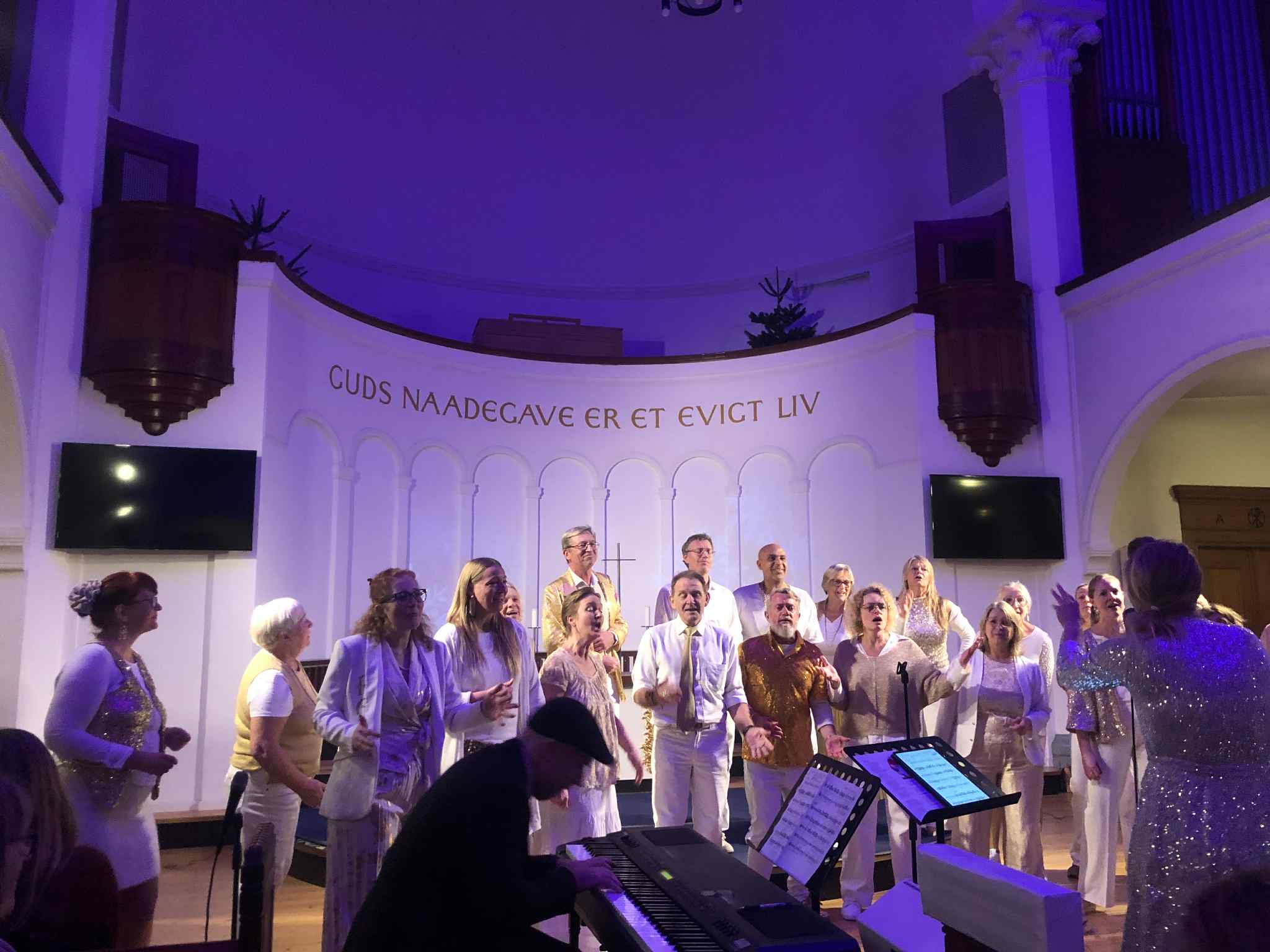 Oscar Gilbert akkompagnerer gospelkor på klaver