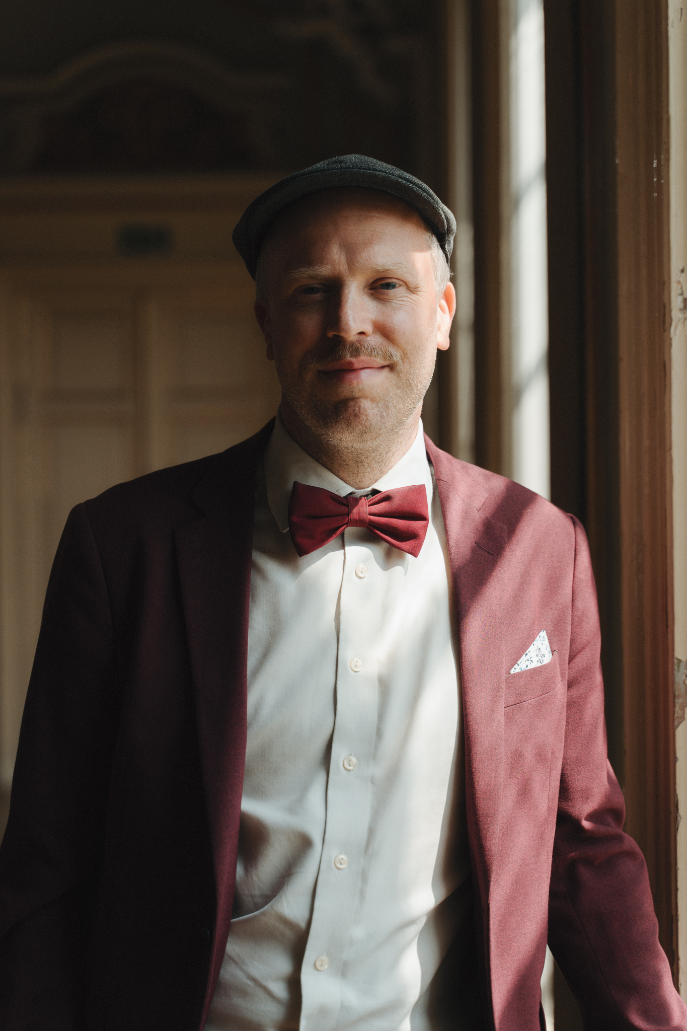 Oscar Gilbert smilende portræt ved vindue
