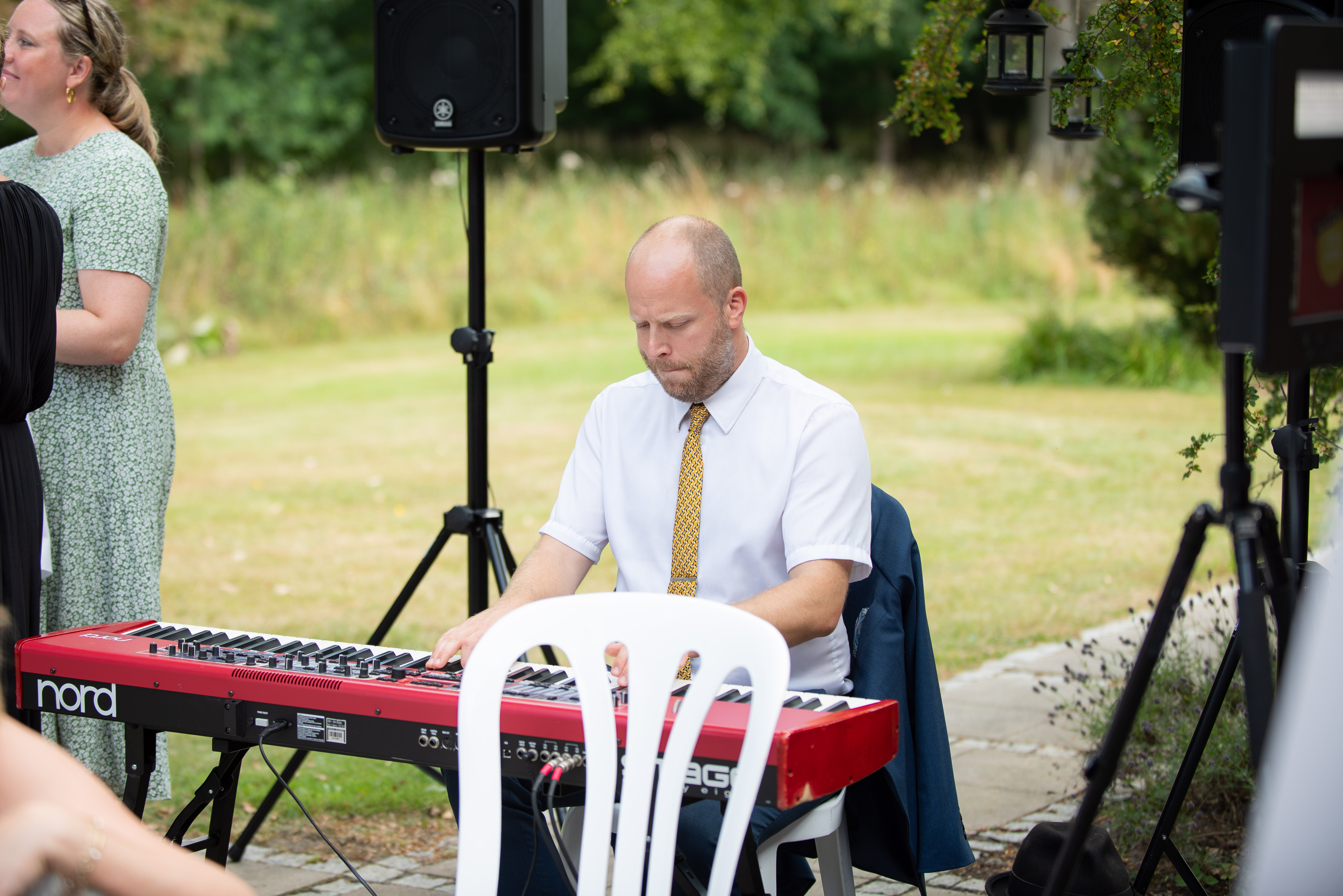 Udendørs pianistoptræden til reception — Oscar Gilbert spiller i det fri til sommerreception