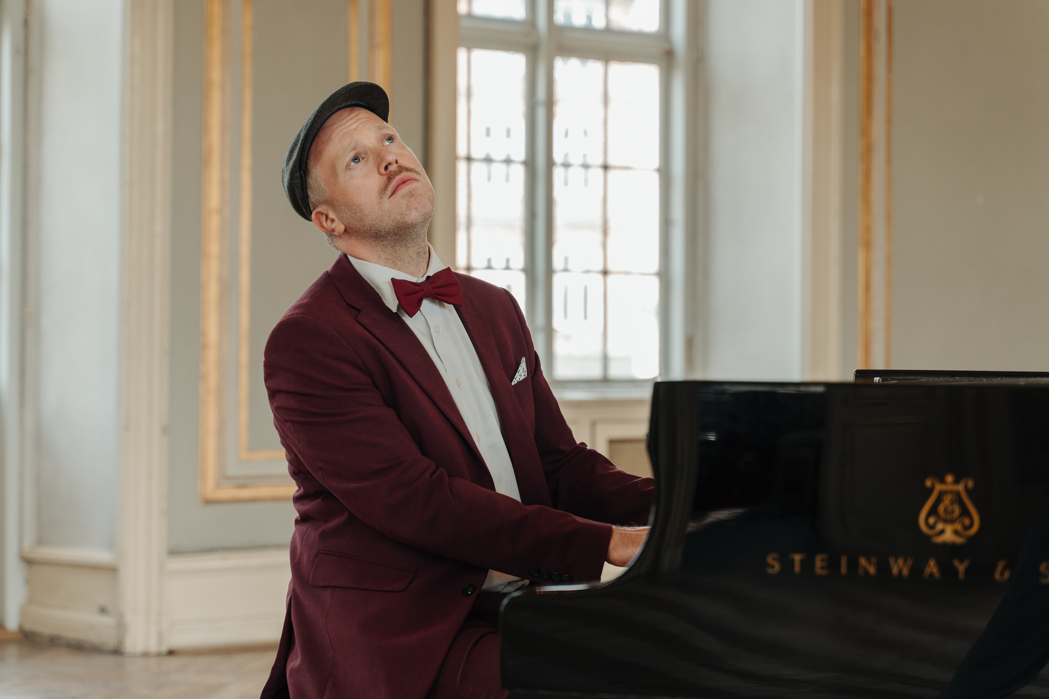 Oscar Gilbert ved klaveret — koncentreret