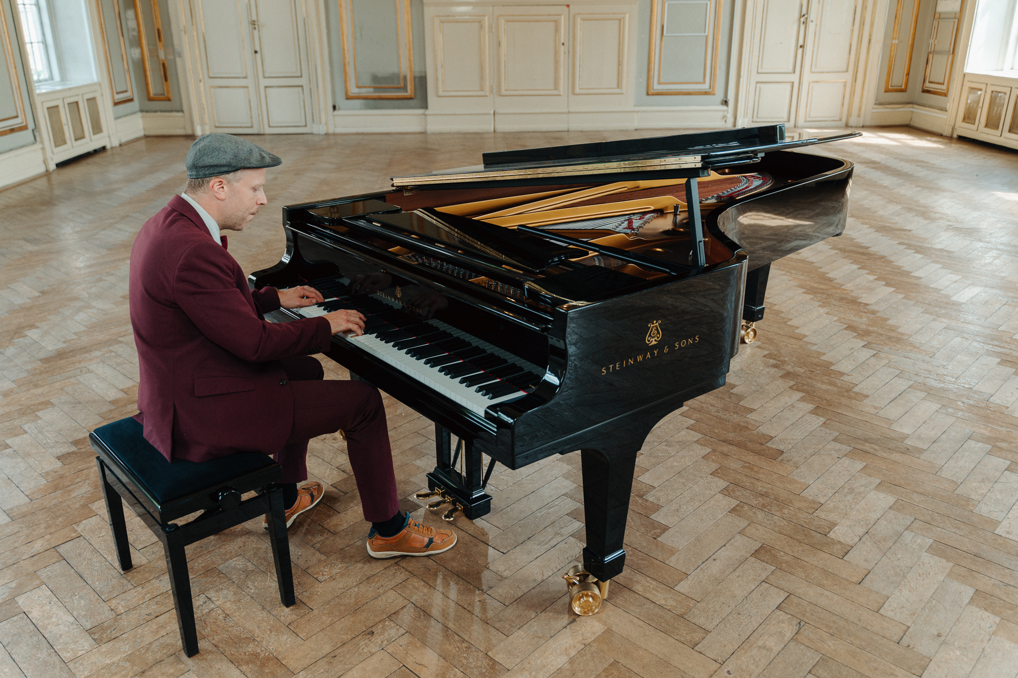 Overblik over Oscar Gilbert ved Steinway i koncertsal