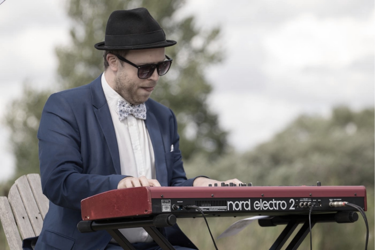 Oscar Gilbert spiller Nord Electro keyboard udendørs — klaver til begravelse